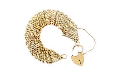Lot 13 - A WIDE GATE-LINK BRACELET