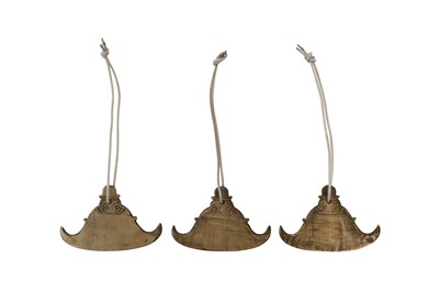 Lot 377 - A SET OF THREE BURMESE BRONZE 'STUPA' GONGS, KYIZI