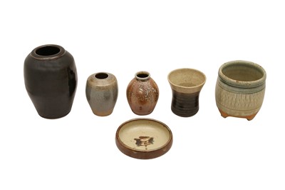 Lot 105 - RICHARD BATTERHAM, ST IVES & COTSWOLDS POTTERY