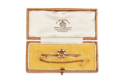 Lot 27 - A DIAMOND AND SAPPHIRE BROOCH