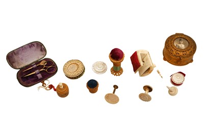 Lot 121 - A GROUP OF SEWING ITEMS