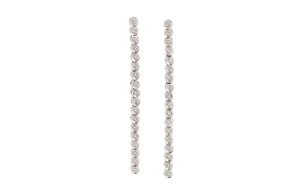 Lot 42 - A PAIR OF DIAMOND PENDENT EARRINGS