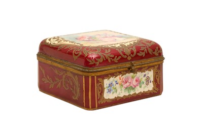 Lot 222 - A LATE 19TH / EARLY 20TH CENTURY SEVRES PORCELAIN BOX