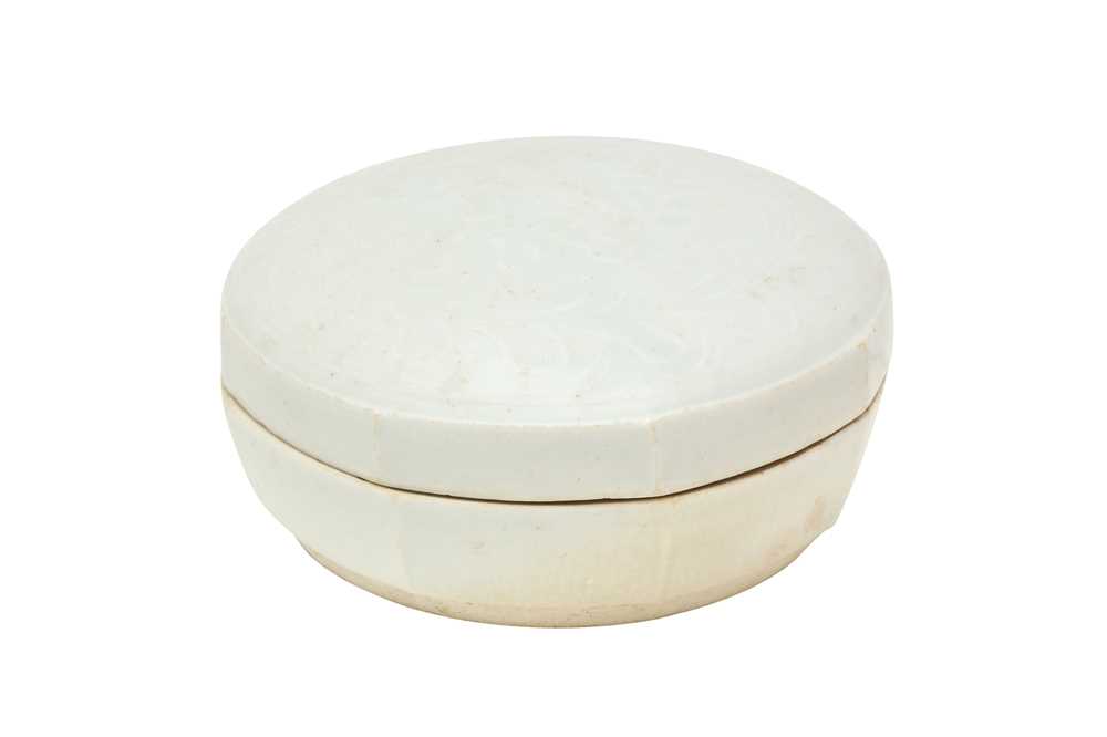 Lot 19 - A CHINESE QINGBAI BOX AND COVER