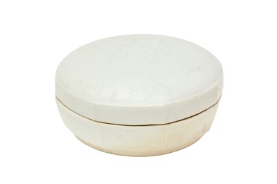 Lot 19 - A CHINESE QINGBAI BOX AND COVER