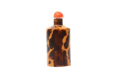 Lot 906 - λ A CHINESE TORTOISESHELL SNUFF BOTTLE