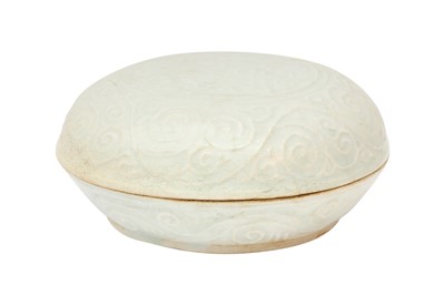Lot 190 - A CHINESE QINGBAI BOX AND COVER
