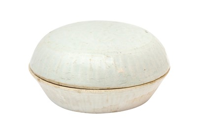 Lot 191 - A CHINESE QINGBAI BOX AND COVER