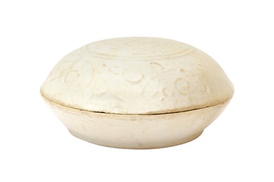 Lot 114 - A CHINESE WHITE-GLAZED BOX AND COVER
