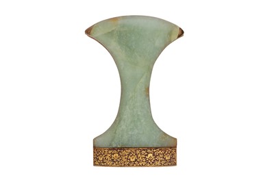 Lot 272 - A GREEN HARDSTONE HILT WITH GOLD-DAMASCENED (KOFTGARI) STEEL MOUNTS