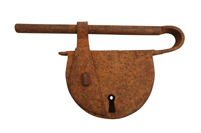 Lot 129 - AN ITALIAN IRON CASTLE DOOR SIZE PADLOCK, 18TH CENTURY OR EARLIER