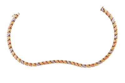 Lot 38 - A TRI-COLOUR NECKLACE