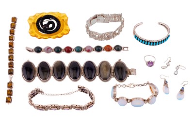 Lot 69 - A COLLECTION OF SILVER AND BEAD JEWELLERY