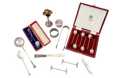 Lot 1239 - A MIXED GROUP OF STERLING AND OTHER SILVER