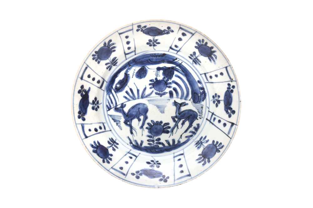 Lot 66 - A CHINESE KRAAK BLUE AND WHITE 'DEER' DISH