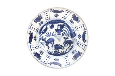 Lot 66 - A CHINESE KRAAK BLUE AND WHITE 'DEER' DISH