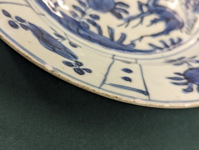Lot 66 - A CHINESE KRAAK BLUE AND WHITE 'DEER' DISH