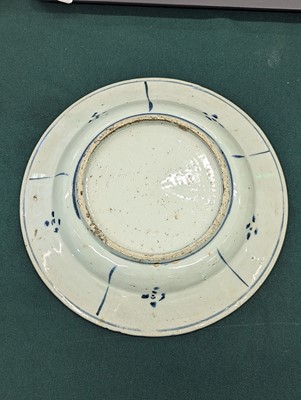 Lot 66 - A CHINESE KRAAK BLUE AND WHITE 'DEER' DISH