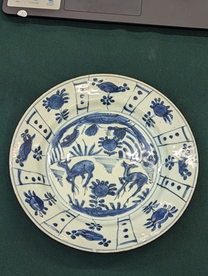 Lot 66 - A CHINESE KRAAK BLUE AND WHITE 'DEER' DISH