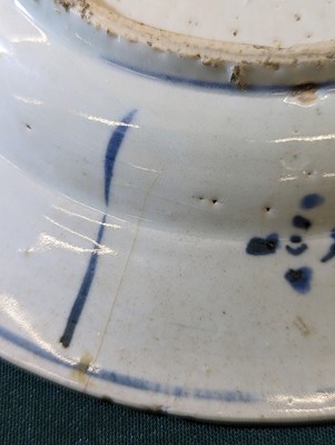 Lot 66 - A CHINESE KRAAK BLUE AND WHITE 'DEER' DISH