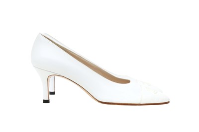 Lot 502 - Chanel White CC Logo Heeled Pump - Size 37