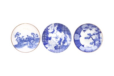 Lot 1376 - A GROUP OF THREE JAPANESE TRANSFER-PRINTED BLUE AND WHITE DISHES