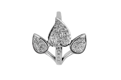 Lot 18 - A DIAMOND LEAF RING