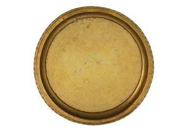 Lot 128 - AN ENGRAVED BRASS CHARGER WITH ANIMAL DECORATION