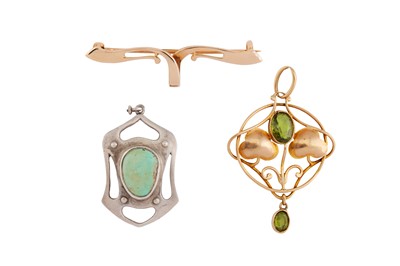 Lot 150 - THREE ART NOUVEAU JEWELS, CIRCA 1900 BY MURRLE, BENNET & CO.