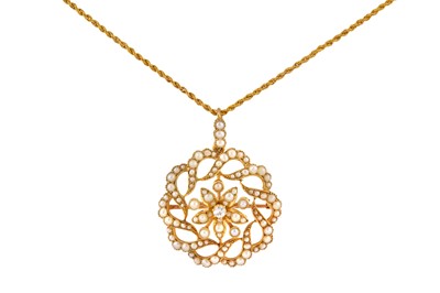 Lot 164 - An early 20th century pearl and diamond brooch / pendant necklace