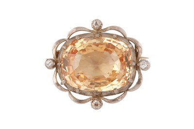 Lot 105 - A fancy-coloured sapphire and diamond brooch