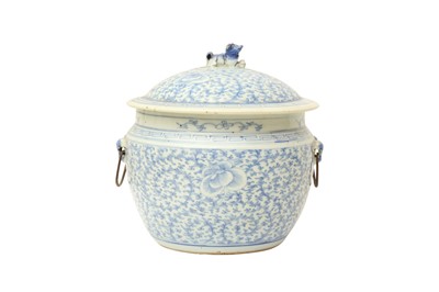 Lot 206 - A CHINESE BLUE AND WHITE JAR AND COVER