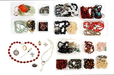 Lot 62 - A LARGE COLLECTION OF COSTUME JEWELLERY