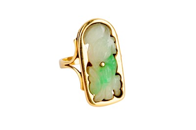 Lot 19 - A JADE RING