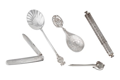 Lot 1211 - A PAIR OF GEORGE III STERLING SILVER TEA TONGS, LONDON CIRCA 1763 BY SIMON COLEY