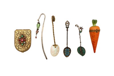 Lot 83 - A COLLECTION OF ITEMS INCLUDING A LIMOGES PORCELAIN CARROT TRINKET BOX