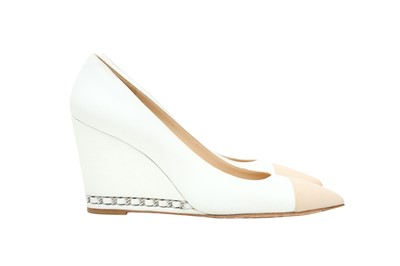 Lot 473 - Chanel White Chain Wedge Heeled Pump - Size 41.5