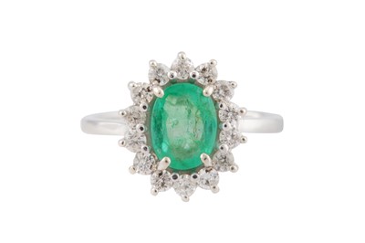 Lot 198 - AN EMERALD AND DIAMOND CLUSTER RING