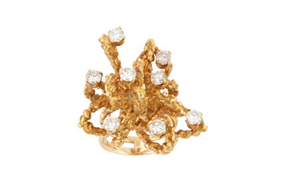 Lot 53 - A diamond dress ring