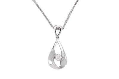 Lot 38 - A DIAMOND PENDANT NECKLACE