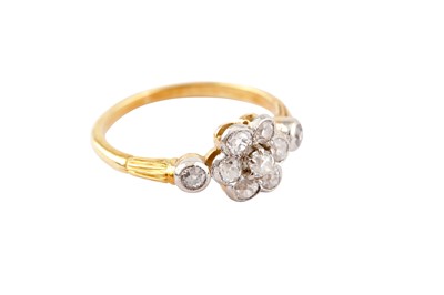 Lot 3 - A DIAMOND CLUSTER RING