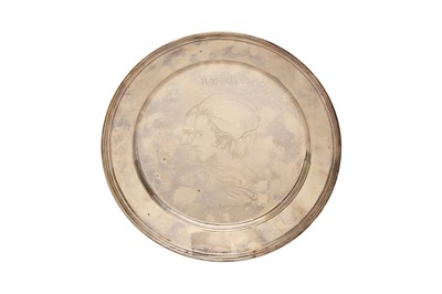 Lot 77 - AN ELIZABETH II SILVER COMMEMORATIVE PLATE By R&D