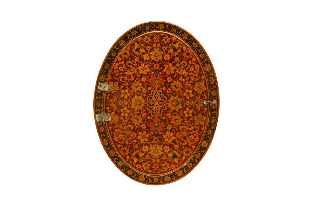90 - AN INDIAN-STYLE LACQUERED PAPIER-MÂCHÉ MIRROR CASE