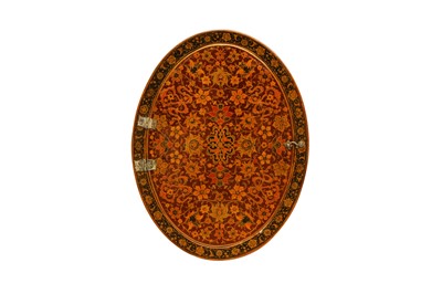 Lot 90 - AN INDIAN-STYLE LACQUERED PAPIER-MÂCHÉ MIRROR CASE