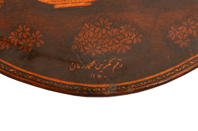 Lot 90 - AN INDIAN-STYLE LACQUERED PAPIER-MÂCHÉ MIRROR CASE