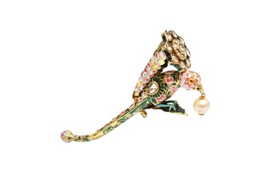 Lot 89 - AN INDIAN BEJEWELLED GULABI-MEENAKARI (PINK-ENAMELLED) GOLD TURBAN ORNAMENT (TURRA) WITH PARROT