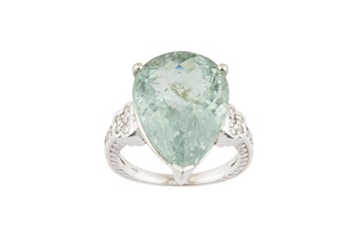 Lot 174 - A tourmaline and diamond ring