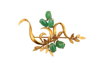 Lot 1039 - A JADE BROOCH