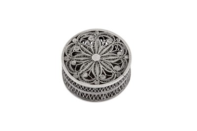 Lot 40 - A late 18th century French silver filigree patch box, circa 1790