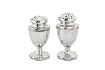 Lot 96 - A pair of early 19th century Indian Colonial silver condiments peppers, Calcutta 1821-23 by Twentyman, Beck and Co (active 1821-23)